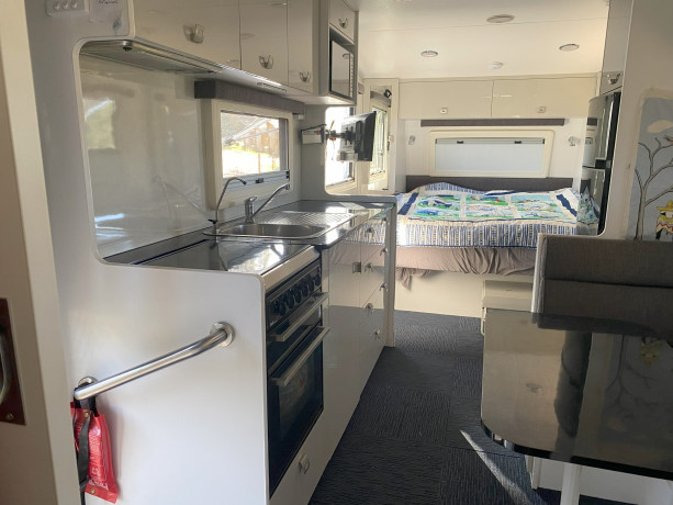 2017-franklin-arrow-64m-21ft-206-rcl-c-built-by-concept-caravans-big-5