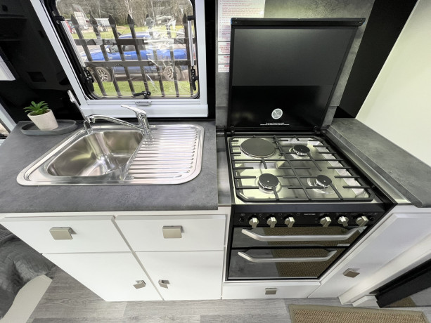 essential-outlander-f2-2b-caravan-21-2-axle-big-8