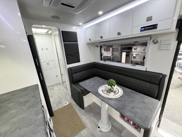 essential-outlander-f2-2b-caravan-21-2-axle-big-9