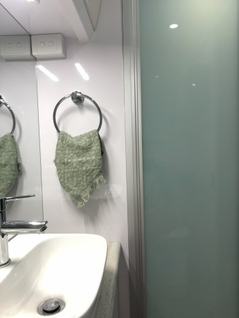 src18-full-ensuite-semi-off-as-new-condition-big-9