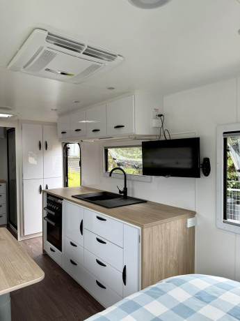2023-supreme-2060-c-k1e2-t-executive-caravan-big-3