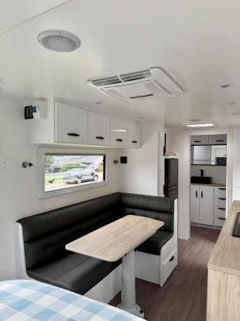 2023-supreme-2060-c-k1e2-t-executive-caravan-big-3